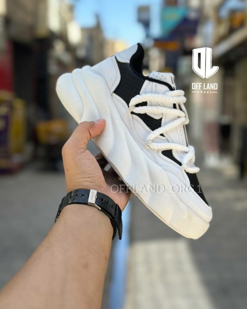 کفش روزمره مردانه برشکا سفید مشکی بندکنافی bershka white
