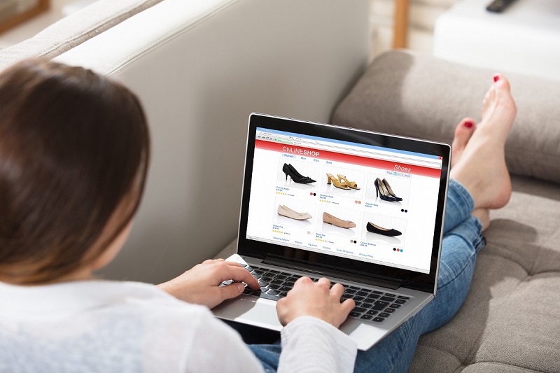 مشاهده دقیق تصاویر در هنگام خرید اینترنتی کفش