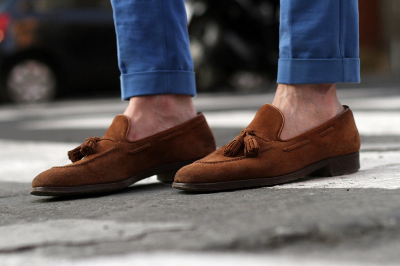 کفش کالج مردانه قهوه‌ای با شیلوار لی